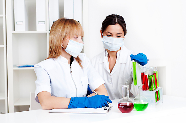 포토 JPG 해외이미지 백인 직업 1 학생 교육 산업 과학 노동자 건강 병원 실험 사람 성인 두명 스터디 약 장비 의사 코트 흰색 업무 액체 기술자 실험실 DNA 생명공학 과학자 생물학 미생물 튜브 해결 발견 개발 돌봄 화학물질 화학자 해외202004 해외202105 해외포토 서양인 컬러 의학 모션 생물 학습 외투 의료진 작업 화학 학자 파일형식