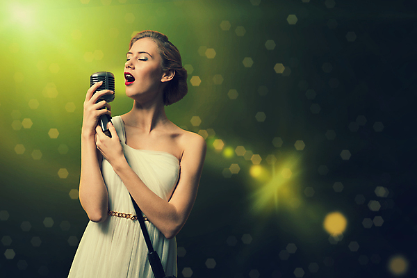 포토 JPG 해외이미지 모델 여자 별 음악 노래 갈색머리 한명 사람 이벤트 파티 유행 어둠 소리 콘서트 공연 연주자 음악가 가수 무대 표현 악단 우아함 시원함 마이크 클럽 디스코 오디오 팝 생존 효과 해외202004 해외202105 해외포토 자연요소 직업 1 헤어스타일 음향기기 컨셉 문화예술 전자제품 춤 파일형식