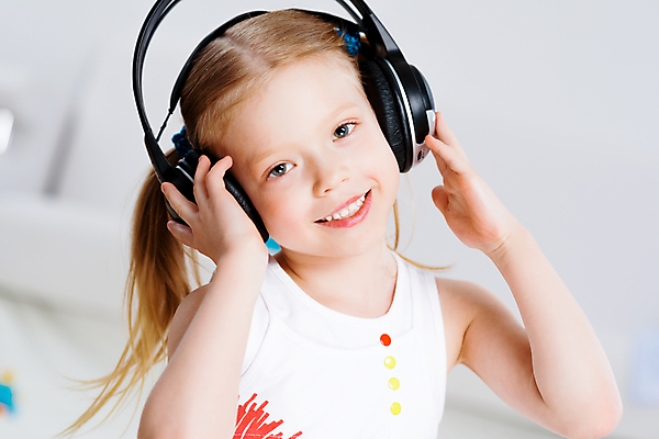 포토 JPG 해외이미지 백인 1 여자 딸 행복 얼굴 어린이 음악 이어폰 포즈 관리 한명 사람 유행 헤드폰 소리 기쁨 표현 작음 큼 자르기 싱글 오디오 스테레오 뮤지컬 베이스 양발 해외202004 해외202105 해외포토 서양인 감정 음향기기 가족 모션 현악기 문화예술 신체부위 전자제품 크기 파일형식