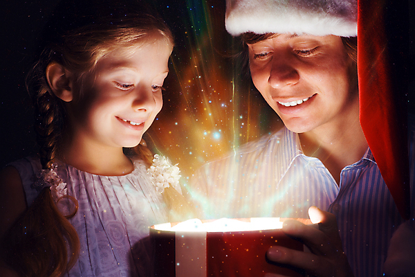 포토 JPG 해외이미지 라이프스타일 계절 행복 어린이 크리스마스 가족 휴가 주택 선물 미소 사람 두명 빨간색 상자 산타클로스 펼침 육아 축하 아빠 달콤 큼 12월 만족 주기 흥분 도우미 클라우스 해외202004 해외202105 해외포토 기념일 감정 컬러 컨셉 관계 모션 표정 건물 생활 날짜 맛 크기 파일형식