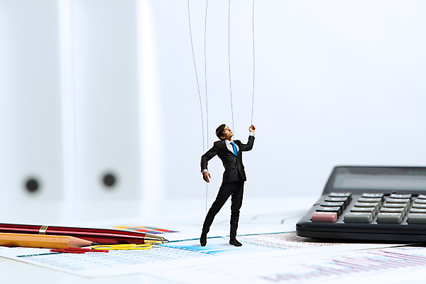 포토 JPG 해외이미지 백인 직업 손 남자 감정 얼굴 밧줄 인형 컨셉 비즈니스 사업가 통신 문구용품 매달리기 한명 사람 성인 표현 도시 업무 비즈니스맨 대표 통제 종업원 책상 경영자 지휘 마리오네트 고용 꼭두각시 정중 제어 조작 착취 치프 해외202004 해외202105 해외포토 서양인 1 줄 가구 모션 신체부위 구직 작업 직장인 오브젝트 리더 채용 파일형식