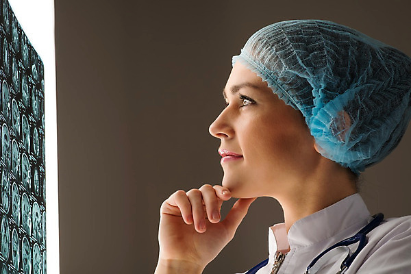 포토 JPG 해외이미지 백인 직업 응시 여자 백그라운드 신체 청진기 뼈 엑스레이 건강 병원 실험 한명 사람 성인 파란색 약 건강관리 간호사 의사 코트 흰색 실험실 질병 뇌 암 궤 돌봄 소아과의사 해외202004 해외202105 해외포토 서양인 1 시선 컬러 의학 의료기기 모션 관리 외투 의료진 파일형식