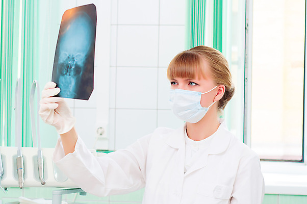 포토 JPG 해외이미지 손 응시 여자 아시아 백그라운드 유니폼 신체 청진기 노동자 뼈 엑스레이 실내 건강 병원 한명 사람 동양인 20대 성인 가로 파란색 간호사 의사 흰색 잡기 업무 흉부 암 히스패닉 궤 돌봄 해외202004 해외202105 해외포토 직업 1 시선 옷 나라 컬러 의학 의료기기 모션 인종 청년 내부 신체부위 의료진 작업 호흡기관 질병 파일형식