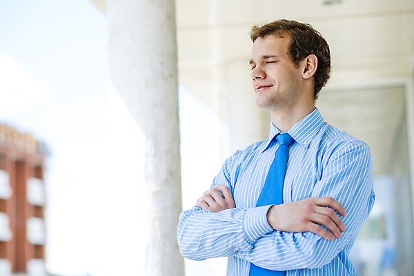 포토 JPG 해외이미지 직업 손 남자 행복 무기 백그라운드 비즈니스 사업가 성공 관리 한명 미소 사람 정장 성인 금융 사무실 흰색 비즈니스맨 자신감 상담원 대표 종업원 중개인 스마트 동료 리더 경영 관리자 정중 해외202004 해외202105 해외포토 1 옷 감정 컬러 컨셉 관계 표정 신체부위 경제 직장인 사무원 파일형식