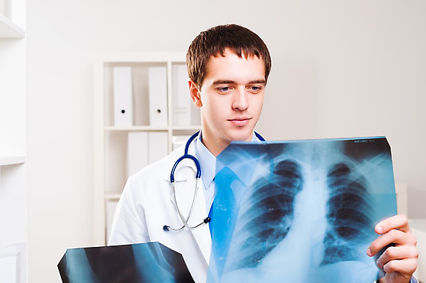 포토 JPG 해외이미지 백인 직업 라이프스타일 응시 여자 남자 백그라운드 유니폼 청진기 친절 엑스레이 건강 병원 실험 한명 사람 성인 약 건강관리 환경 진료 의사 바이러스 필름 집중 분석 골절 궤 돌봄 리뷰 방사선 양발 해외202004 해외202105 해외포토 서양인 1 시선 옷 컨셉 의학 의료기기 모션 관리 생활 의료진 파일형식