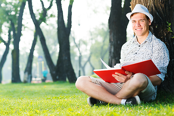 포토 JPG 해외이미지 학생 응시 공원 교육 남자 행복 안경 얼굴 졸업 교실 학교 자연 고등학교 한명 사람 성인 야외 책 초록색 스터디 정원 봄 잡기 읽기 대학교 문학 내추럴 총각 카피스페이스 해외202004 해외202105 해외포토 1 시선 잡화 계절 공공시설 감정 컬러 모션 신체부위 학습 공백 생태계 파일형식