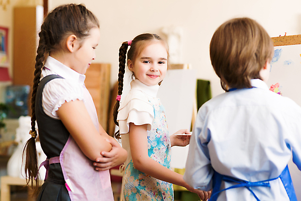 포토 JPG 해외이미지 학생 교육 어린이 교실 학교 수업 아이디어 함께함 실내 창조 미술 미소 앉기 소년 성인 내부 두명 가로 청춘 카메라 교사 작업 도움 가르침 그룹 중앙 토론 그림 예술가 멀티 혼혈 해외202004 해외202105 해외포토 직업 남자 컨셉 모션 문화예술 표정 사람 전자제품 다문화 파일형식