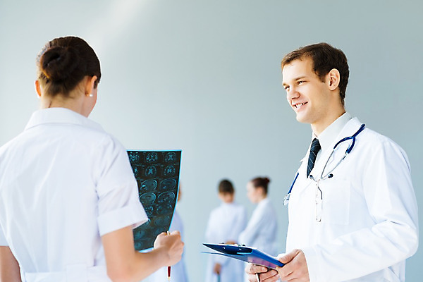 포토 JPG 해외이미지 백인 직업 응시 여자 남자 유럽 유니폼 비즈니스 청진기 엑스레이 실내 건강 병원 사람 성인 두명 약 간호사 의사 흰색 그룹 토론 동료 외과 돌봄 해외202004 해외202105 해외포토 서양인 시선 옷 나라 컬러 의학 관계 의료기기 모션 내부 의료진 파일형식