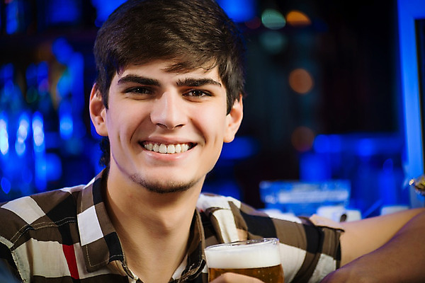 포토 JPG 해외이미지 백인 모델 라이프스타일 손 남자 행복 얼굴 음료 유리 맥주 대화 한명 사람 정장 성인 내부 파란색 친구 유행 마시기 알코올 바 야간 토론 만취 클럽 혼자 스타일 유흥 해외202004 해외202105 해외포토 자연요소 서양인 1 옷 감정 컬러 관계 모션 재질 주류 말하기 생활 신체부위 술취함 파일형식