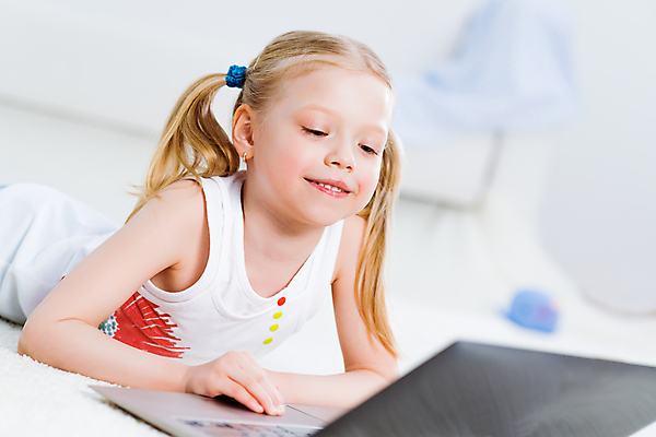 포토 JPG 해외이미지 백인 학생 라이프스타일 드레스 여자 교육 딸 행복 얼굴 어린이 컨셉 인터넷 비즈니스 교실 학교 놀이 주택 한명 미소 사람 앉기 노트북 컴퓨터 금발 검은색 기쁨 게임 키보드 연결 무선전화기 거짓말 초보 해외202004 해외202105 해외포토 서양인 1 헤어스타일 옷 감정 컬러 가족 모션 표정 건물 생활 신체부위 전자제품 전화기 파일형식