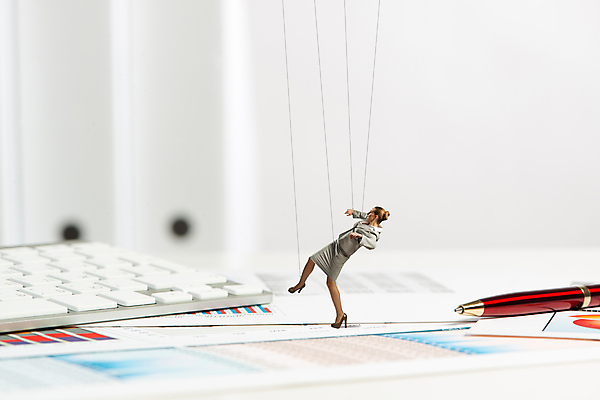 포토 JPG 해외이미지 백인 직업 여자 감정 얼굴 밧줄 인형 컨셉 비즈니스 사업가 통신 문구용품 한명 사람 성인 연필 표현 도시 업무 비즈니스맨 대표 통제 종업원 책상 경영자 지휘 마리오네트 고용 꼭두각시 정중 제어 조작 착취 치프 해외202004 해외202105 해외포토 서양인 1 남자 줄 가구 학용품 신체부위 필기구 구직 작업 직장인 오브젝트 리더 채용 파일형식