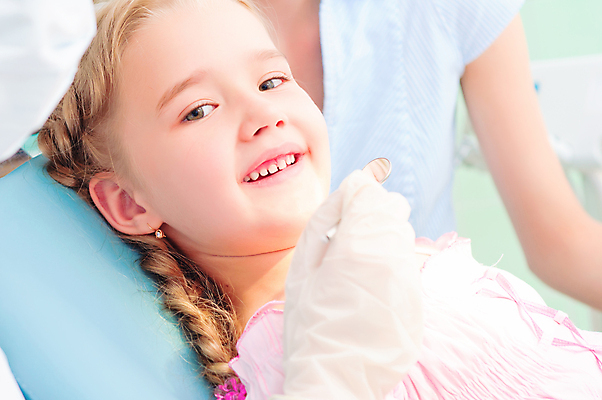 포토 JPG 해외이미지 직업 얼굴 어린이 손가락 건강 치과 병원 한명 미소 사람 약 유치원 고통 장비 환자 의사 기구 공구 입 구멍 치아 부식 치과의사 방문 걸음마 돌봄 송곳 썩음 위생관리 해외202004 해외202105 해외포토 1 손 교육 감정 의학 모션 표정 관리 신체부위 의료진 도구 소화기관 파일형식