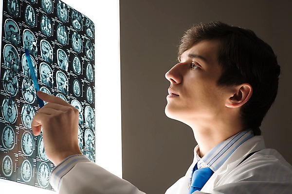 포토 JPG 해외이미지 직업 남자 백그라운드 청진기 건강 병원 실험 한명 사람 성인 치료 약 진료 의사 코트 흰색 자신감 실험실 씻기 책상 분석 동료 직원 문서 바쁨 외과 넘어짐 돌봄 방사선 정형외과 해외202004 해외202105 해외포토 1 감정 컬러 가구 컨셉 의학 관계 의료기기 모션 청결 외투 의료진 파일형식