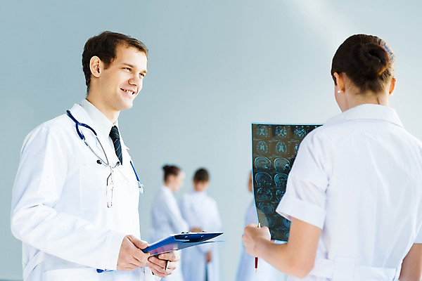 포토 JPG 해외이미지 백인 직업 응시 여자 남자 유럽 유니폼 비즈니스 청진기 엑스레이 실내 건강 병원 사람 성인 두명 약 간호사 의사 흰색 그룹 토론 동료 외과 돌봄 해외202004 해외202105 해외포토 서양인 시선 옷 나라 컬러 의학 관계 의료기기 모션 내부 의료진 파일형식