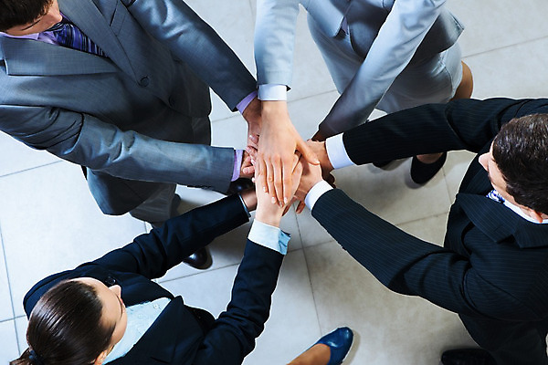 포토 JPG 해외이미지 직업 손 여자 남자 백그라운드 컨셉 회사 비즈니스 사업가 통신 성공 협력 악수 사람 성인 세명 친구 글로벌 힘 우정 거래 축하 표현 인사 비즈니스맨 비즈니스우먼 그룹 동료 계약 사인 상업 동맹 떨림 경영 고용 동의 정중 콜라보레이션 해외202004 해외202105 해외포토 관계 모션 손짓 신체부위 구직 예절 직장인 채용 파일형식