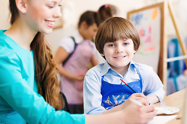 포토 JPG 해외이미지 백인 교육 행복 어린이 교실 학교 가족 수업 실내 창조 미술 소년 여러명 취미 내부 학습 강사 교사 페인트 유치원 놀이방 육아 잡기 붓 그리기 그룹 클럽 그림 예술가 페인트붓 화가 개발 돌봄 초보 헬프 해외202004 해외202105 해외포토 서양인 직업 남자 감정 다수 관계 모션 문화예술 사람 도움 파일형식