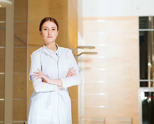 포토 JPG 해외이미지 백인 직업 라이프스타일 여자 행복 무기 백그라운드 유니폼 청진기 건강 병원 한명 사람 성인 파란색 약 머리 믿음 고통 환자 의사 흰색 작업 자신감 실험실 정상 연습 컨설턴트 외과 교차 돌봄 접기 해외202004 해외202105 해외포토 서양인 1 옷 감정 컬러 의학 의료기기 모션 실험 생활 신체부위 의료진 전문직 상담 파일형식