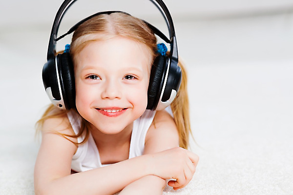 포토 JPG 해외이미지 백인 1 여자 딸 행복 얼굴 어린이 음악 이어폰 포즈 관리 한명 사람 유행 헤드폰 소리 기쁨 표현 작음 큼 자르기 싱글 오디오 스테레오 뮤지컬 베이스 양발 해외202004 해외202105 해외포토 서양인 감정 음향기기 가족 모션 현악기 문화예술 신체부위 전자제품 크기 파일형식