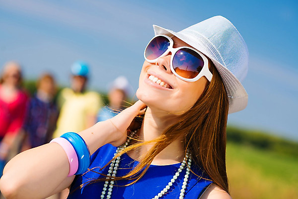 포토 JPG 해외이미지 백인 라이프스타일 커플 여자 남자 행복 여유 음악 하늘 휴가 함께함 한명 미소 웃음 사람 20대 성인 야외 여름 파란색 친구 파티 우주 우정 에너지 뜨거움 그룹 시원함 모래언덕 가득함 해외202004 해외202105 해외포토 서양인 1 계절 감정 컬러 컨셉 관계 문화예술 표정 이벤트 청년 생활 언덕 파일형식