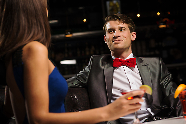 포토 JPG 해외이미지 백인 라이프스타일 커플 응시 남자 행복 얼굴 음료 휴가 휴식 기념 실내 사랑 사람 정장 성인 두명 파란색 파티 유행 식당 바 화려 고급 우아함 야간 클럽 디스코 유흥 해외202004 해외202105 해외포토 자연요소 서양인 시선 옷 감정 음악 컬러 컨셉 관계 이벤트 내부 생활 신체부위 상점 춤 파일형식