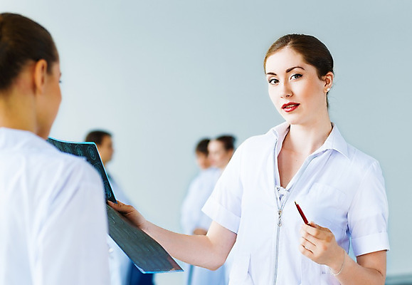 포토 JPG 해외이미지 백인 직업 응시 여자 유럽 유니폼 비즈니스 청진기 엑스레이 실내 건강 병원 사람 성인 두명 약 간호사 의사 흰색 그룹 토론 동료 외과 돌봄 방사선 해외202004 해외202105 해외포토 서양인 시선 옷 나라 컬러 의학 관계 의료기기 모션 내부 의료진 파일형식