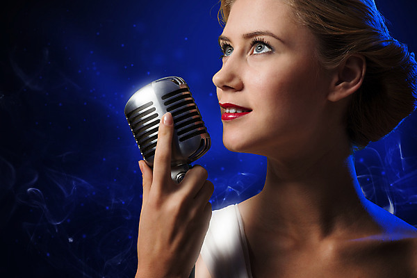 포토 JPG 해외이미지 모델 여자 별 음악 노래 갈색머리 한명 사람 이벤트 파티 유행 어둠 소리 콘서트 공연 연주자 음악가 가수 무대 표현 악단 우아함 시원함 마이크 클럽 디스코 오디오 팝 생존 효과 해외202004 해외202105 해외포토 자연요소 직업 1 헤어스타일 음향기기 컨셉 문화예술 전자제품 춤 파일형식