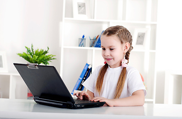 포토 JPG 해외이미지 백인 1 학생 응시 여자 교육 행복 어린이 백그라운드 컨셉 인터넷 놀이 탁자 한명 미소 사람 성인 10대 노트북 학습 컴퓨터 청춘 금발 공책 기쁨 흰색 표현 작업 달콤 슛 옛날 해외202004 해외202105 해외포토 서양인 헤어스타일 시선 감정 컬러 가구 청소년 문구용품 표정 전자제품 맛 파일형식