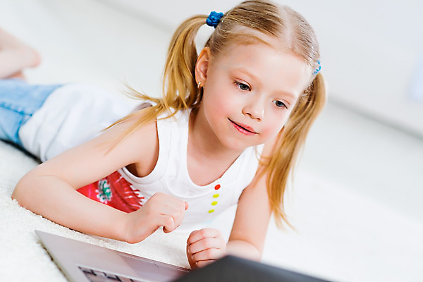 포토 JPG 해외이미지 백인 학생 라이프스타일 드레스 여자 교육 딸 행복 얼굴 어린이 컨셉 인터넷 비즈니스 교실 학교 놀이 주택 한명 미소 사람 앉기 노트북 컴퓨터 금발 검은색 기쁨 게임 키보드 연결 무선전화기 거짓말 초보 해외202004 해외202105 해외포토 서양인 1 헤어스타일 옷 감정 컬러 가족 모션 표정 건물 생활 신체부위 전자제품 전화기 파일형식