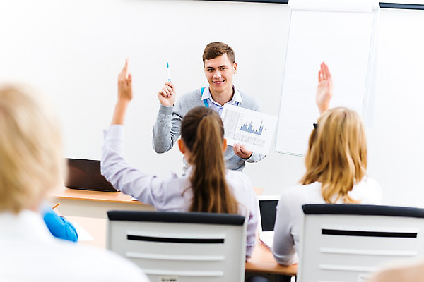 포토 JPG 해외이미지 백인 학생 여자 교육 행복 교실 학교 그래프 설명 사람 앉기 인종 소년 성인 세명 학습 스터디 교육자 교사 듣기 정보 도움 가르침 그룹 강의 책상 대학교 쇼 과제 주목 목차 연습생 견습생 해외202004 해외202105 해외포토 서양인 직업 남자 감정 어린이 가구 컨셉 모션 연습 파일형식