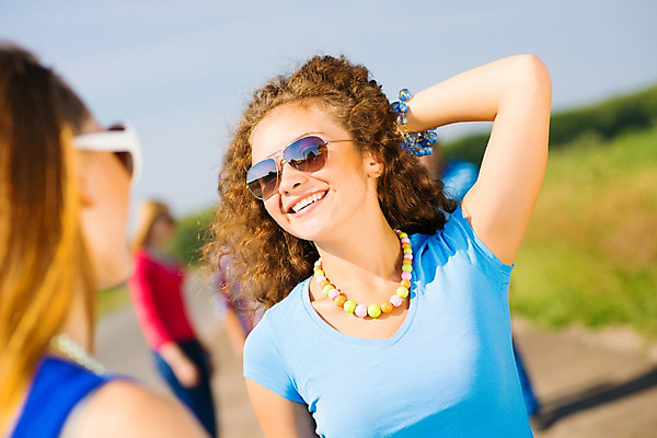 포토 JPG 해외이미지 백인 라이프스타일 커플 여자 남자 행복 여유 음악 하늘 휴가 함께함 웃음 사람 20대 성인 야외 두명 파란색 친구 파티 우주 우정 에너지 뜨거움 그룹 시원함 모래언덕 가득함 해외202004 해외202105 해외포토 서양인 감정 컬러 컨셉 관계 문화예술 표정 이벤트 청년 생활 언덕 파일형식