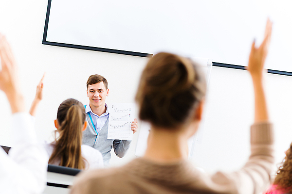 포토 JPG 해외이미지 백인 학생 여자 교육 행복 교실 학교 책장 사람 앉기 인종 소년 성인 세명 학습 스터디 교육자 교사 듣기 정보 도움 가르침 그룹 강의 책상 대학교 과제 주목 연습생 견습생 해외202004 해외202105 해외포토 서양인 직업 남자 감정 어린이 가구 컨셉 모션 연습 파일형식