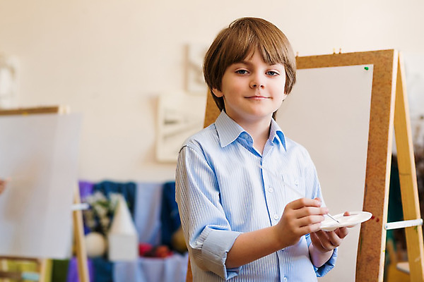포토 JPG 해외이미지 백인 교육 행복 어린이 교실 학교 가족 수업 실내 창조 미술 한명 소년 취미 내부 학습 강사 교사 페인트 유치원 놀이방 육아 잡기 붓 그리기 그룹 클럽 그림 예술가 페인트붓 화가 개발 돌봄 초보 헬프 해외202004 해외202105 해외포토 서양인 직업 1 남자 감정 관계 모션 문화예술 사람 도움 파일형식