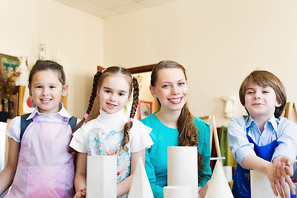 포토 JPG 해외이미지 학생 교육 어린이 교실 학교 수업 아이디어 함께함 실내 창조 미술 앉기 소년 여러명 성인 내부 가로 카메라 교사 작업 도움 가르침 그룹 중앙 토론 그림 예술가 멀티 혼혈 해외202004 해외202105 해외포토 직업 남자 다수 컨셉 모션 문화예술 사람 전자제품 다문화 파일형식