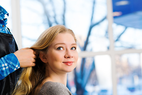 포토 JPG 해외이미지 백인 직업 라이프스타일 헤어스타일 손 여자 행복 비즈니스 손가락 한명 사람 성인 머리 유행 상점 거울 장비 머리빗 업무 미용사 이발 자르기 고객 서비스 이발소 돌봄 스타일리스트 이발사 스타일 해외202004 해외202105 해외포토 서양인 1 감정 모션 생활 신체부위 미용용품 작업 뷰티샵 파일형식