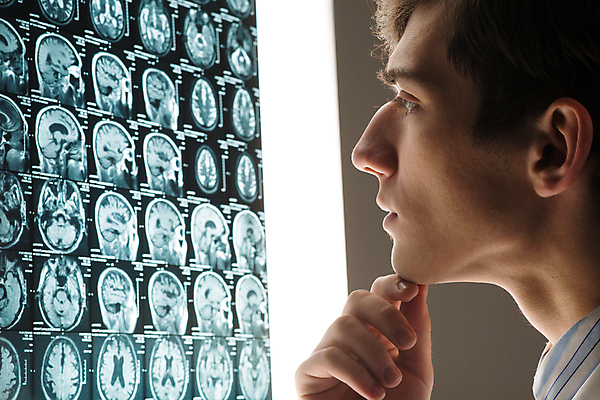 포토 JPG 해외이미지 직업 남자 백그라운드 청진기 건강 병원 실험 한명 사람 성인 치료 약 진료 의사 코트 흰색 자신감 실험실 씻기 책상 분석 동료 직원 문서 바쁨 외과 넘어짐 돌봄 방사선 정형외과 해외202004 해외202105 해외포토 1 감정 컬러 가구 컨셉 의학 관계 의료기기 모션 청결 외투 의료진 파일형식