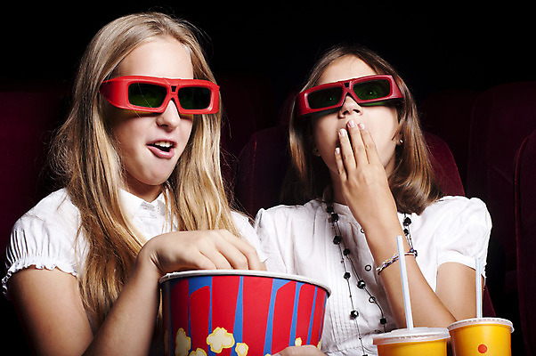 포토 JPG 해외이미지 응시 여자 안경 얼굴 어린이 2 의자 새로움 3 사람 두명 컵 3D 검은색 텔레비전 어둠 놀람 관찰 유머 영화관 극장 필름 영화 고민 공포 쇼 팝콘 충격 특별함 효과 해외202004 해외202105 해외포토 식기 시선 잡화 감정 컬러 가구 컨셉 모션 문화예술 표정 신체부위 전자제품 디지털합성 파일형식