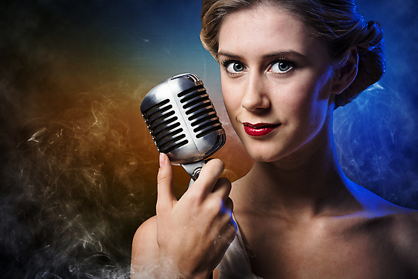 포토 JPG 해외이미지 모델 여자 별 음악 노래 갈색머리 한명 사람 이벤트 파티 유행 어둠 소리 콘서트 공연 연주자 음악가 가수 무대 표현 악단 우아함 시원함 마이크 클럽 디스코 오디오 팝 생존 효과 해외202004 해외202105 해외포토 자연요소 직업 1 헤어스타일 음향기기 컨셉 문화예술 전자제품 춤 파일형식