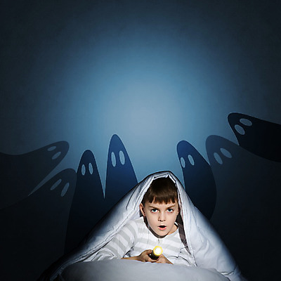 포토 JPG 해외이미지 실루엣 어린이 컨셉 상상 동화 이야기 그림자 한명 소년 검은색 어둠 꿈 할로윈 침대 죽음 손전등 보호 유령 야간 무서움 담요 악마 공포 공상 나쁜 남동생 몬스터 악몽 오해 취침시간 호러 가상 오싹 해외202004 해외202105 해외포토 자연요소 1 남자 감정 컬러 가구 조명 촬영기법 사람 동생 파일형식