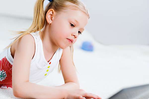 포토 JPG 해외이미지 백인 학생 라이프스타일 드레스 여자 교육 딸 행복 얼굴 어린이 컨셉 인터넷 비즈니스 교실 학교 놀이 주택 한명 미소 사람 앉기 노트북 컴퓨터 금발 검은색 기쁨 게임 키보드 연결 무선전화기 거짓말 초보 해외202004 해외202105 해외포토 서양인 1 헤어스타일 옷 감정 컬러 가족 모션 표정 건물 생활 신체부위 전자제품 전화기 파일형식