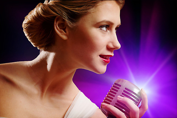 포토 JPG 해외이미지 모델 여자 별 음악 노래 갈색머리 한명 사람 이벤트 파티 유행 어둠 소리 콘서트 공연 연주자 음악가 가수 무대 표현 악단 우아함 시원함 마이크 클럽 디스코 오디오 팝 생존 효과 해외202004 해외202105 해외포토 자연요소 직업 1 헤어스타일 음향기기 컨셉 문화예술 전자제품 춤 파일형식