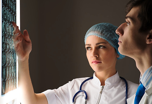 포토 JPG 해외이미지 백인 직업 응시 여자 남자 유럽 유니폼 비즈니스 청진기 엑스레이 실내 건강 병원 사람 성인 두명 약 간호사 의사 업무 그룹 토론 동료 외과 돌봄 해외202004 해외202105 해외포토 서양인 시선 옷 나라 의학 관계 의료기기 모션 내부 의료진 작업 파일형식