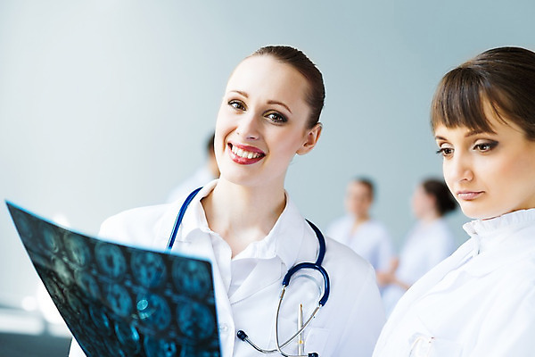 포토 JPG 해외이미지 백인 직업 응시 여자 유럽 유니폼 비즈니스 청진기 엑스레이 실내 건강 병원 사람 성인 두명 약 간호사 의사 흰색 그룹 토론 동료 외과 돌봄 방사선 해외202004 해외202105 해외포토 서양인 시선 옷 나라 컬러 의학 관계 의료기기 모션 내부 의료진 파일형식