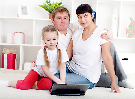 포토 JPG 해외이미지 여자 남자 딸 행복 어린이 2 인터넷 통신 가족 주택 함께함 실내 3 미소 사람 앉기 성인 가로 세명 노트북 컴퓨터 웹 방 관찰 서핑 아빠 이메일 중앙 연도 무선전화기 리빙 해외202004 해외202105 해외포토 감정 컨셉 관계 모션 표정 내부 건물 전자제품 수상스포츠 전화기 파일형식