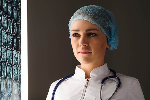 포토 JPG 해외이미지 백인 직업 응시 여자 백그라운드 신체 청진기 뼈 엑스레이 건강 병원 실험 한명 사람 성인 파란색 약 건강관리 간호사 의사 코트 흰색 실험실 질병 뇌 암 궤 돌봄 소아과의사 해외202004 해외202105 해외포토 서양인 1 시선 컬러 의학 의료기기 모션 관리 외투 의료진 파일형식