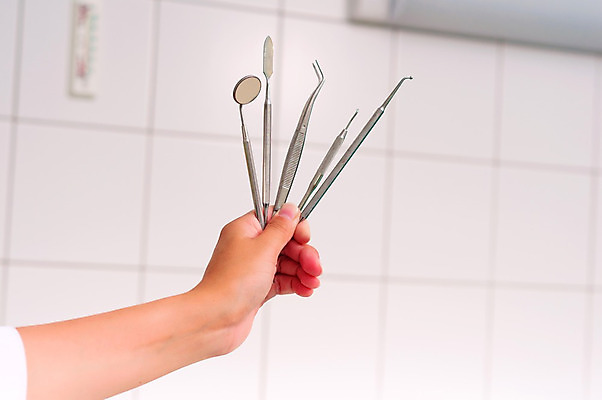 포토 JPG 해외이미지 직업 건강 치과 병원 실험 손잡이 사람없음 치료 세트 약 금속 거울 고통 장비 의사 흰색 기구 공구 입 실험실 치아 무서움 묘사 오브젝트 부식 치과의사 각도 날카로움 외과 돌봄 분실 위생관리 철강 비용 해외202004 해외202105 해외포토 감정 컬러 의학 모션 재질 관리 신체부위 경제 의료진 도구 소화기관 파일형식