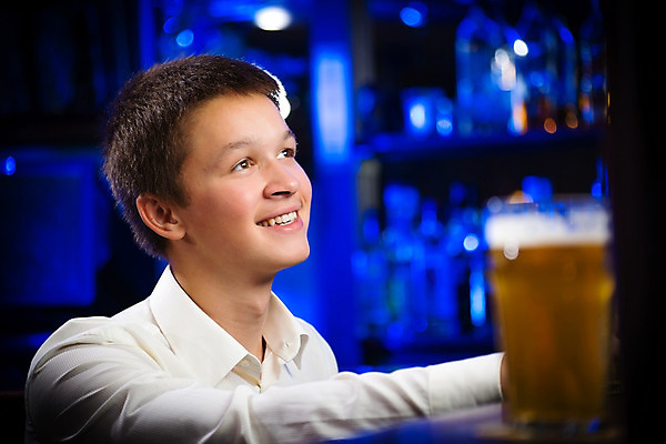 포토 JPG 해외이미지 백인 모델 라이프스타일 손 남자 행복 얼굴 음료 유리 맥주 대화 한명 사람 정장 성인 내부 파란색 친구 유행 마시기 알코올 바 야간 토론 만취 클럽 혼자 스타일 유흥 해외202004 해외202105 해외포토 자연요소 서양인 1 옷 감정 컬러 관계 모션 재질 주류 말하기 생활 신체부위 술취함 파일형식