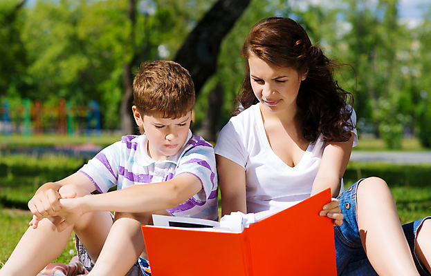 포토 JPG 해외이미지 백인 라이프스타일 응시 공원 여자 교육 행복 아들 얼굴 어린이 백그라운드 2 가족 자연 놀이 함께함 건강 사랑 사람 소년 야외 두명 책 초록색 스터디 부모 기쁨 아기 잡기 그리기 해외202004 해외202105 해외포토 서양인 시선 공공시설 남자 감정 컬러 컨셉 관계 모션 생활 신체부위 학습 생태계 파일형식