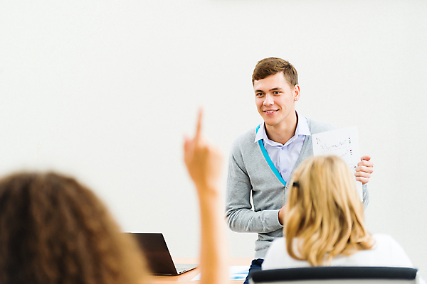포토 JPG 해외이미지 백인 학생 여자 교육 행복 교실 학교 책장 한명 사람 앉기 인종 소년 성인 학습 스터디 교육자 교사 듣기 정보 도움 가르침 그룹 강의 책상 대학교 과제 주목 연습생 견습생 해외202004 해외202105 해외포토 서양인 직업 1 남자 감정 어린이 가구 컨셉 모션 연습 파일형식