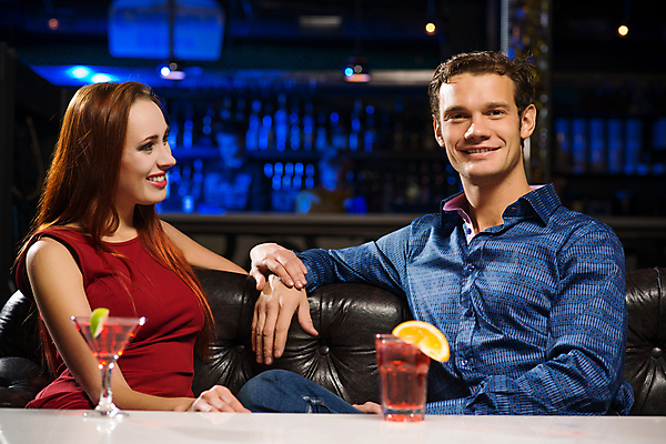 포토 JPG 해외이미지 백인 라이프스타일 커플 응시 남자 행복 얼굴 음료 휴가 휴식 기념 실내 사랑 사람 정장 성인 두명 파란색 파티 유행 식당 바 화려 고급 우아함 야간 클럽 디스코 유흥 해외202004 해외202105 해외포토 자연요소 서양인 시선 옷 감정 음악 컬러 컨셉 관계 이벤트 내부 생활 신체부위 상점 춤 파일형식