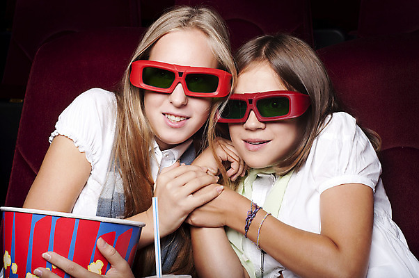 포토 JPG 해외이미지 응시 여자 안경 얼굴 어린이 2 의자 새로움 3 사람 두명 컵 3D 검은색 텔레비전 어둠 놀람 관찰 유머 영화관 극장 필름 영화 고민 공포 쇼 팝콘 충격 특별함 효과 해외202004 해외202105 해외포토 식기 시선 잡화 감정 컬러 가구 컨셉 모션 문화예술 표정 신체부위 전자제품 디지털합성 파일형식